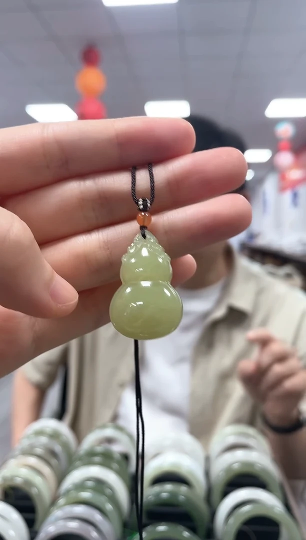 和田玉未镶嵌颈饰黄玉葫芦吊坠一件