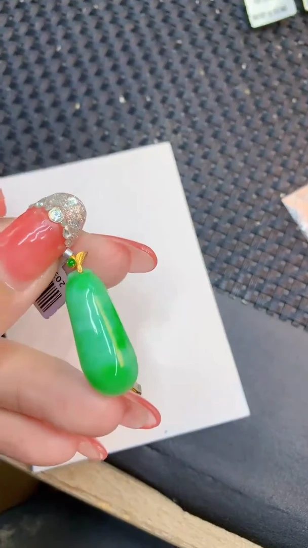 颈饰18K金镶嵌翡翠1
