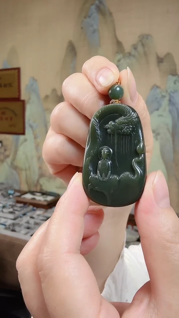 和田玉未镶嵌颈饰自**翔。