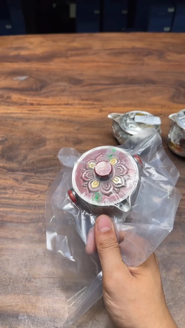 呆坐 錾刻嵌金铜包银心经宝瓶壶