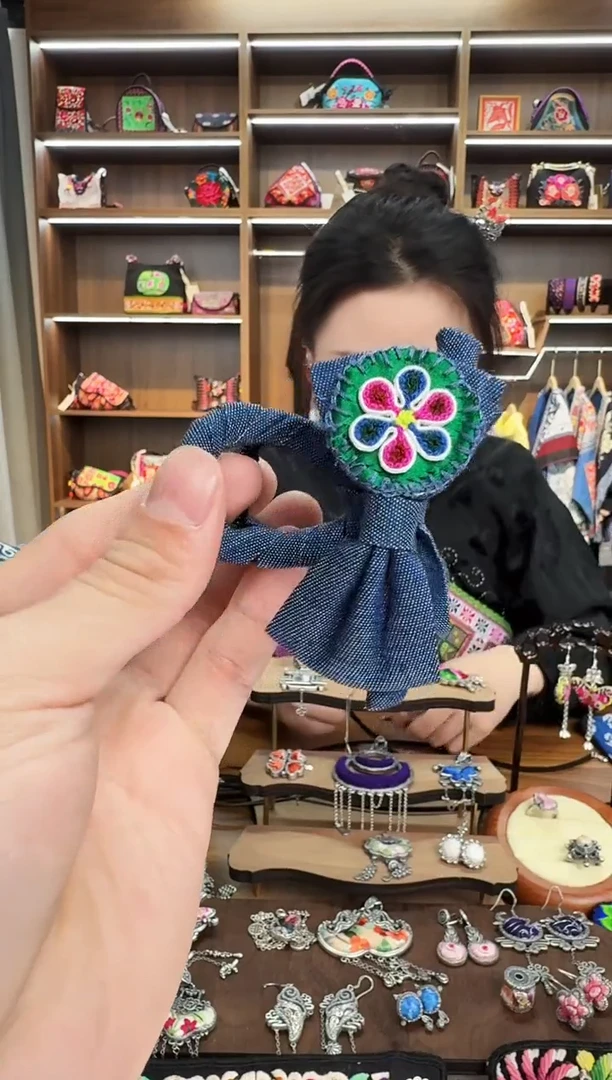 【闪购商品】织绣A16蒙阿苏苗绣传承