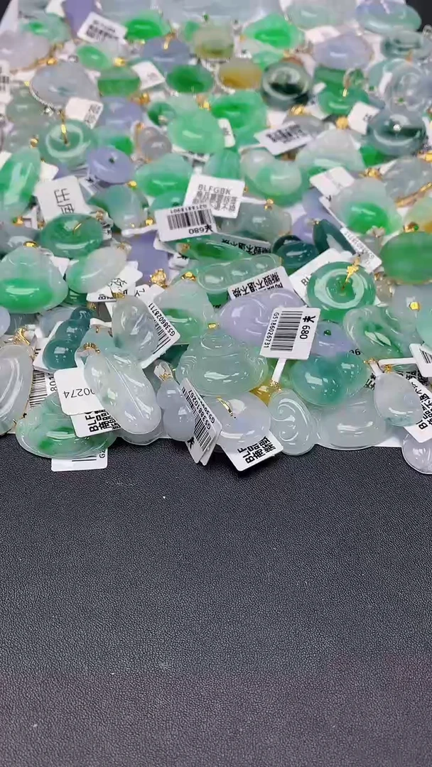 翡翠18K金镶嵌颈饰天然缅甸a货翡翠