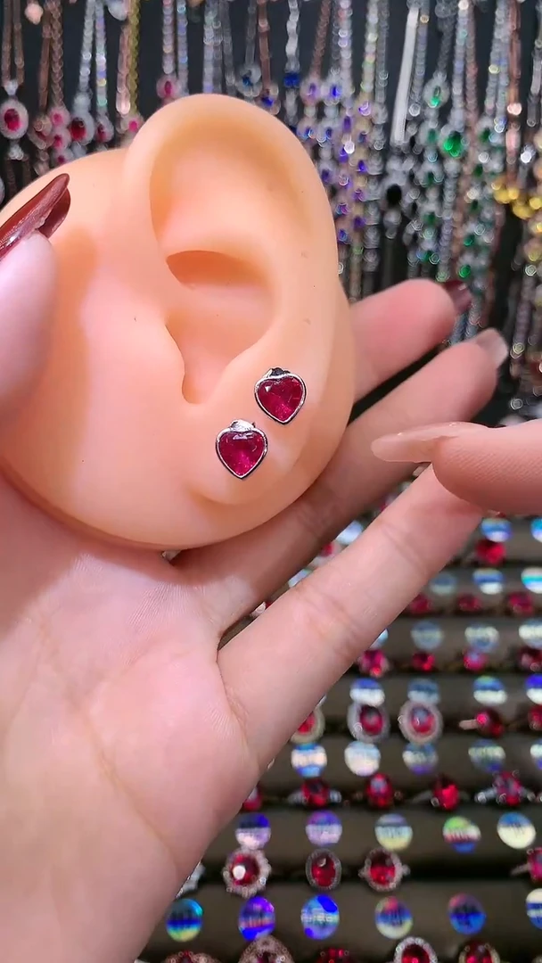 【闪购商品】红宝石耳饰银S925镶嵌银色