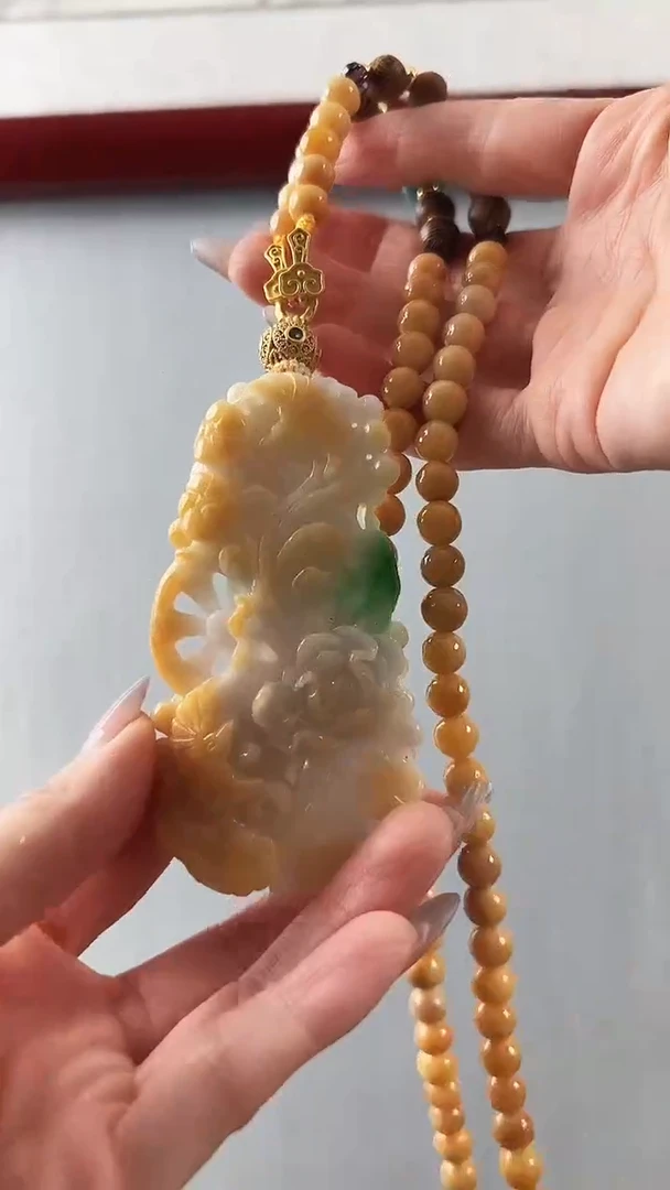 翡翠未镶嵌颈饰喜上眉梢