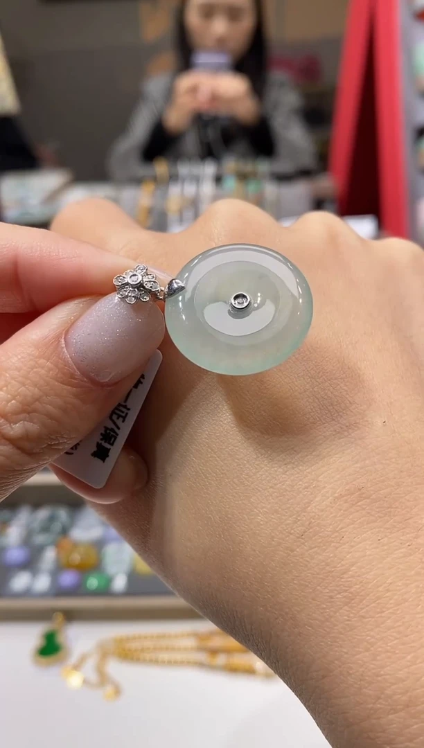 颈饰18K金镶嵌翡翠平安扣