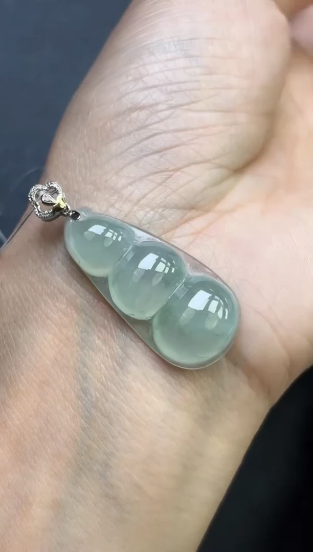 颈饰18K金镶嵌翡翠豆子