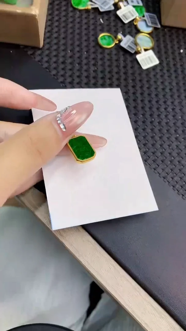 翡翠未镶嵌吊坠(不含链)1