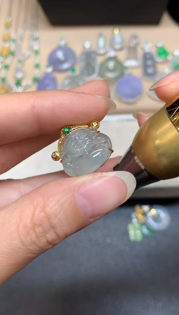 颈饰18K金镶嵌翡翠财神【无服务费