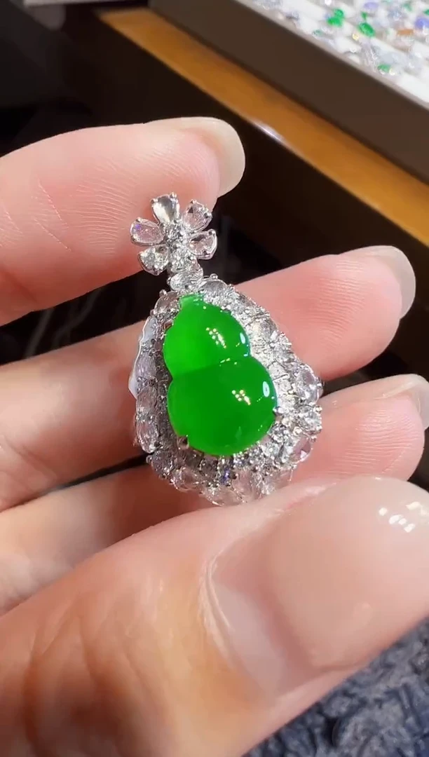 18K金镶嵌戒指翡翠葫芦两用款