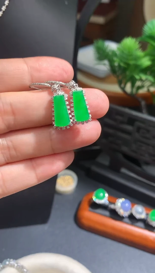 18K金镶嵌翡翠耳饰耳包