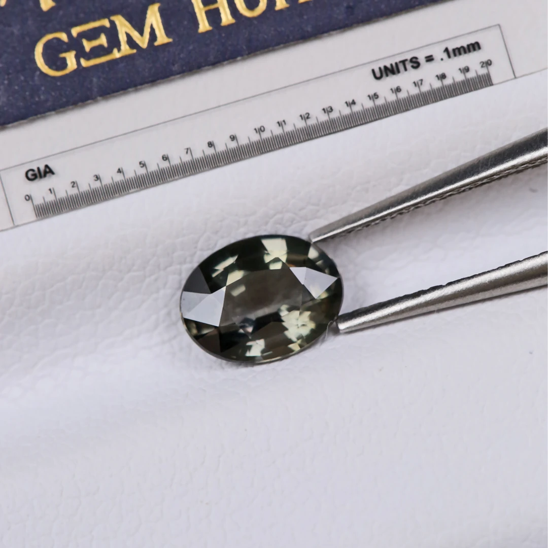 1.02ct天然无烧彩蓝宝椭圆形-亮黄绿，吉尔德证书