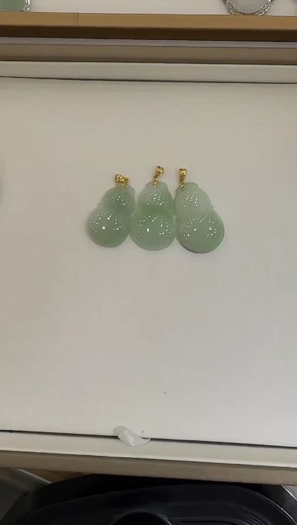 【闪购商品】翡翠颈饰18K金镶嵌葫芦多样性发一