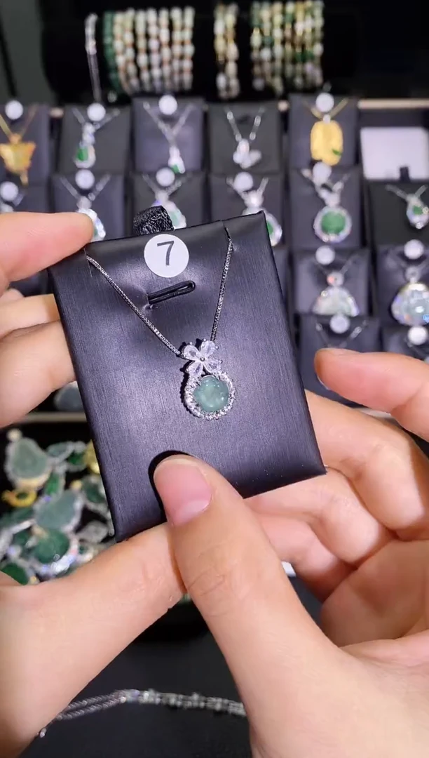 【闪购商品】翡翠吊坠(赠链)未镶嵌在逃公主吊坠