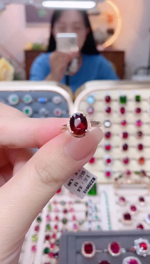 18K金镶嵌碧玺戒指碧玺2.5ct