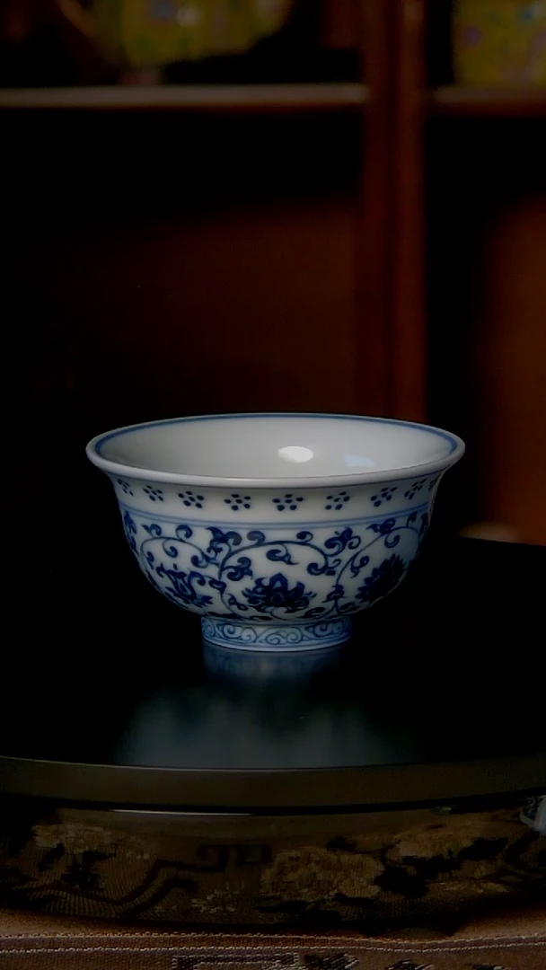 景德镇全手工青花缠枝莲压手主人杯