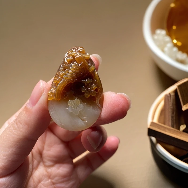 新疆和田玉糖白喜上眉梢挂件