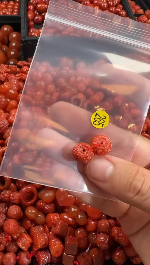 南红玛瑙未镶嵌颈饰1