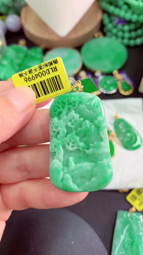 颈饰18K金镶嵌翡翠挂件