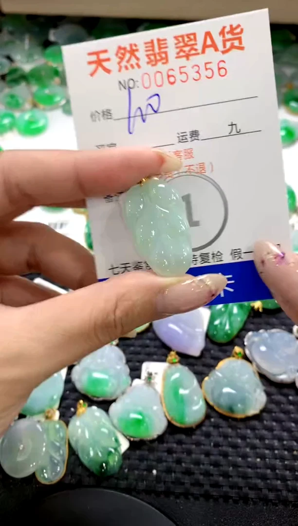 翡翠18K金镶嵌颈饰1111111111111111