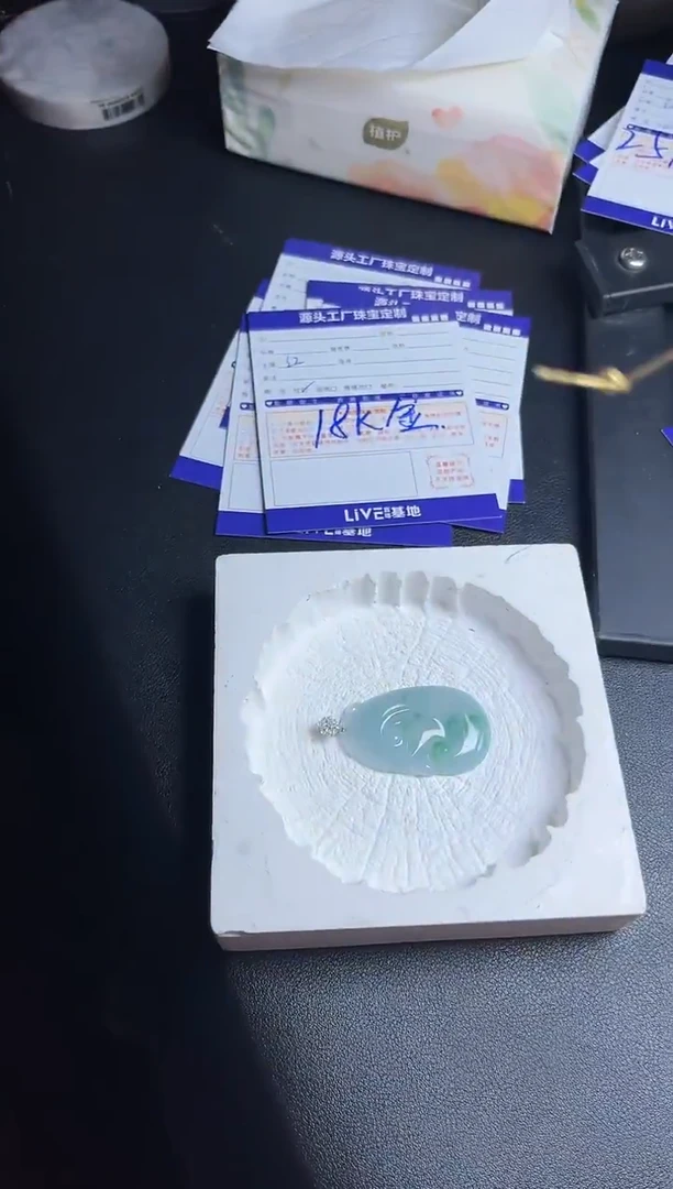 18K金镶嵌挂件翡翠素**漠如意发一件