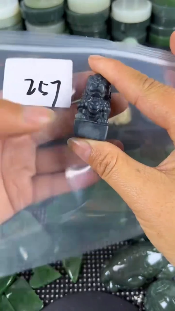 和田玉未镶嵌珠宝半成品狮子