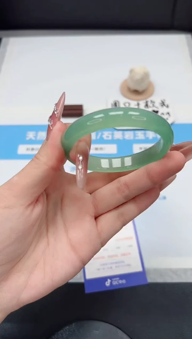 【闪购商品】石英质玉手镯未镶嵌39/55.6晴水
