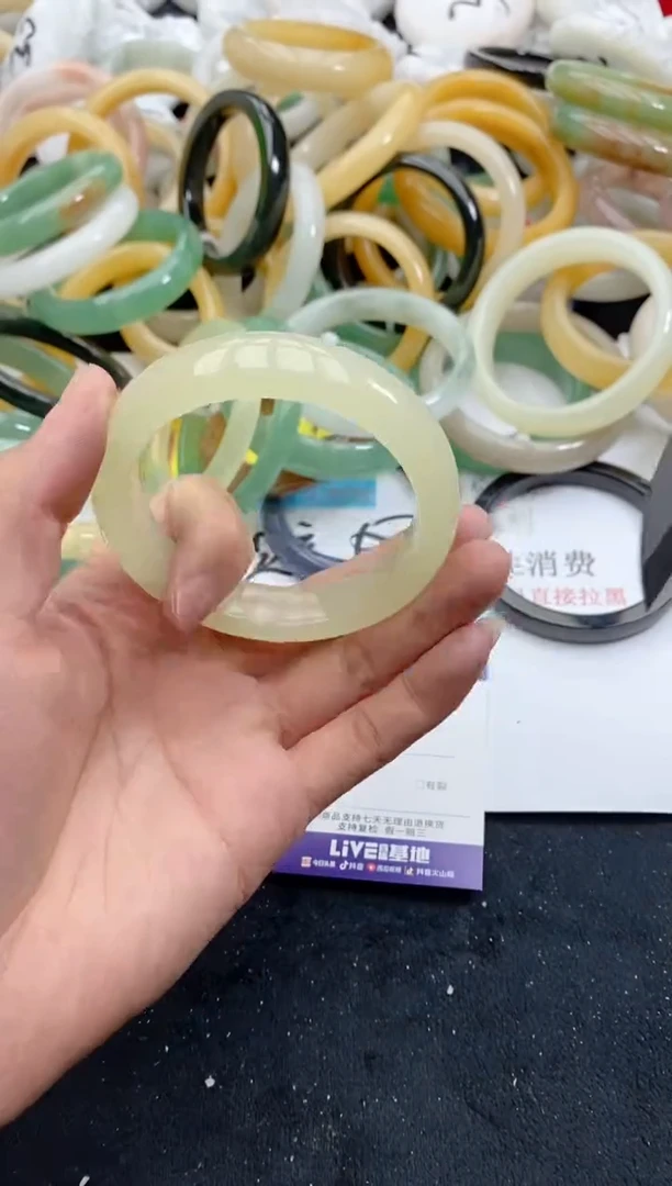 【闪购商品】石英质玉手镯未镶嵌108