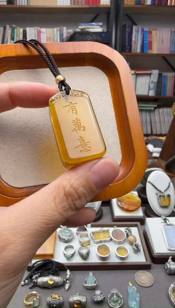 琥珀颈饰未镶嵌有万喜吊坠