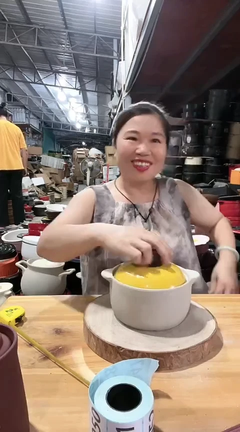 瑕疵1.0麦饭石锅带盖