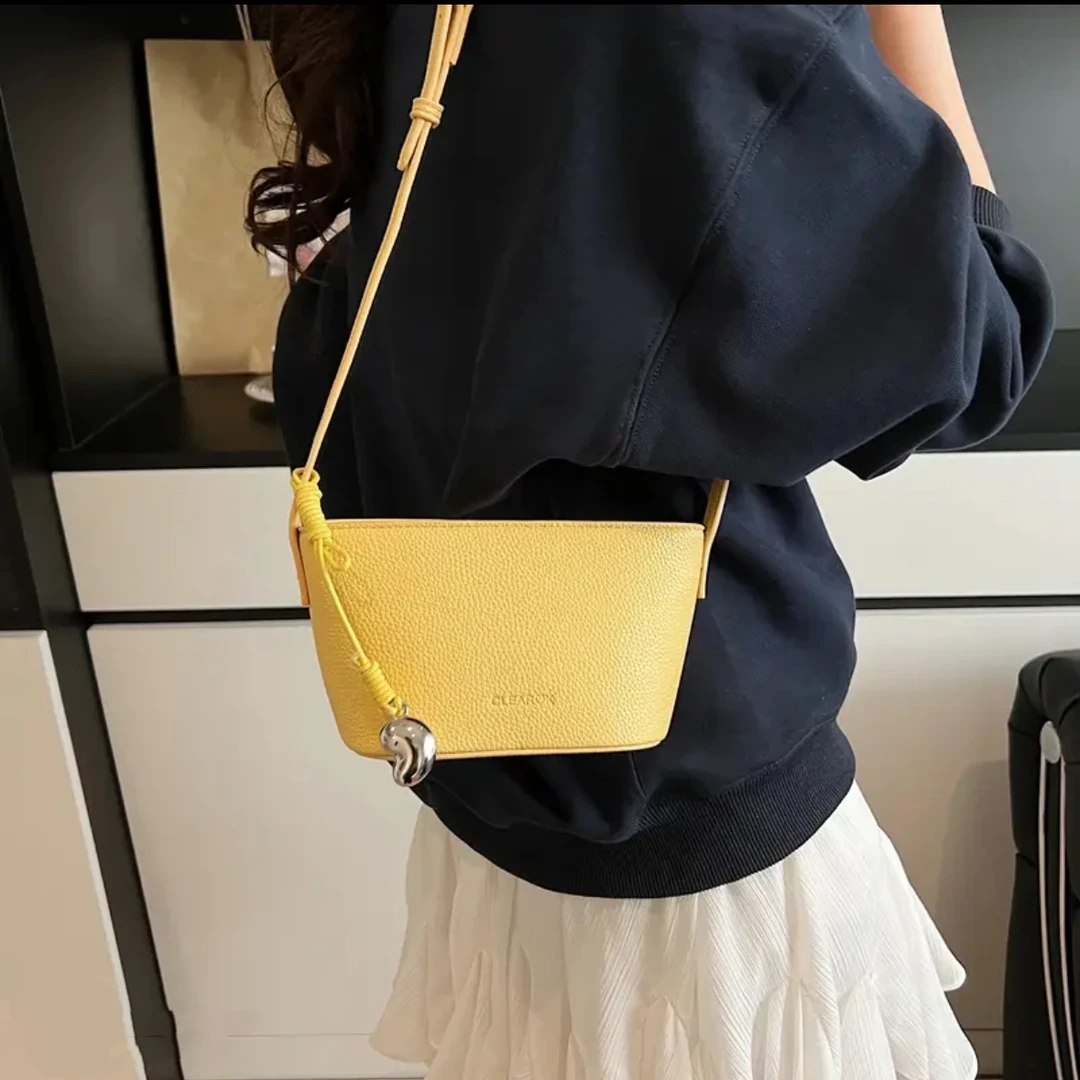 夏季超火腋下包包女士2025新款高级感轻奢小众设计斜挎水桶包