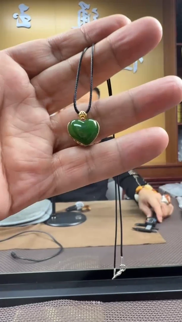 颈饰18K金镶嵌和田玉挂件