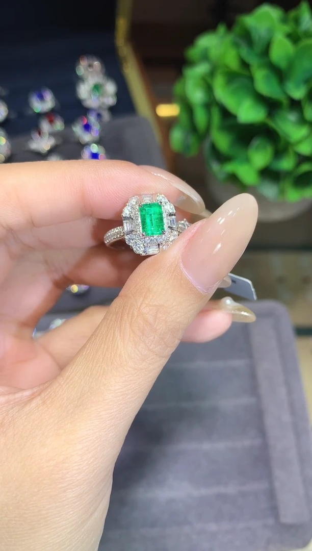18K金镶嵌戒指祖母绿0.81ct