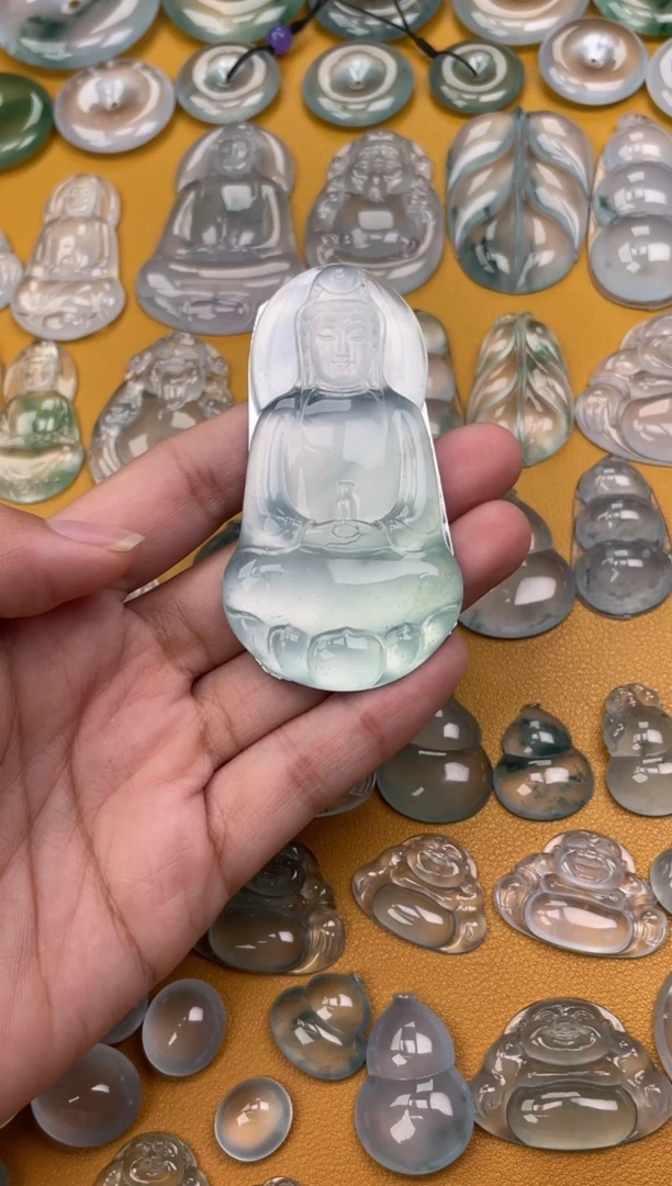 翡翠未镶嵌吊坠(不含链)观音 71.7 38.7 8.9