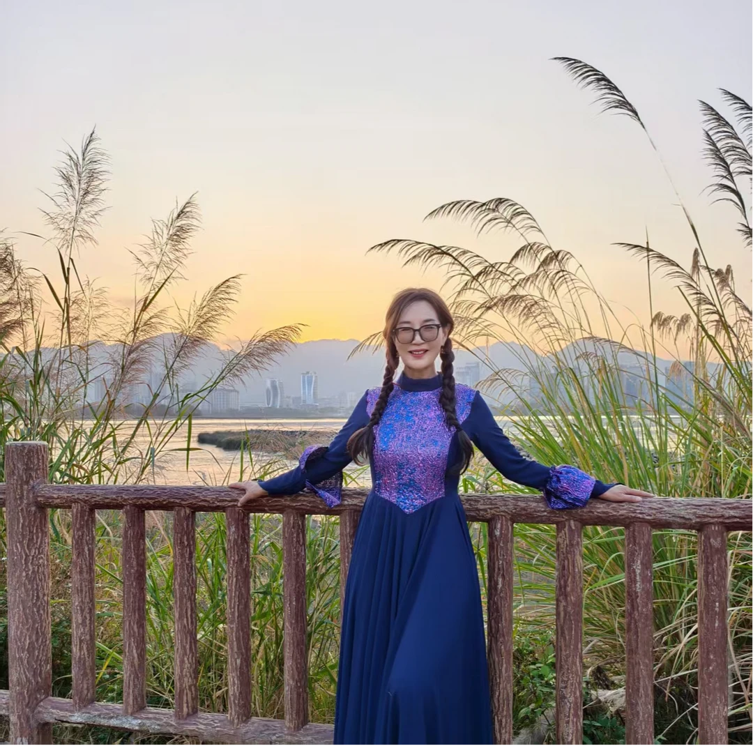 【白小白】时尚720大摆假喇叭袖大摆素色时尚亮片拼接裙