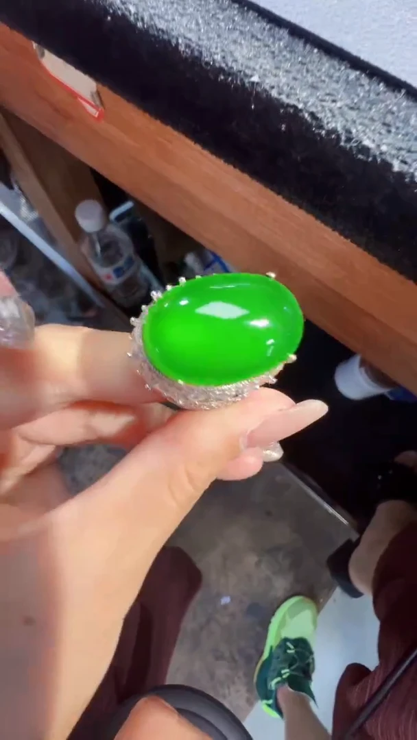 定制翡翠未镶嵌翡翠A货有轻微色差属于正常现象，蛋面1