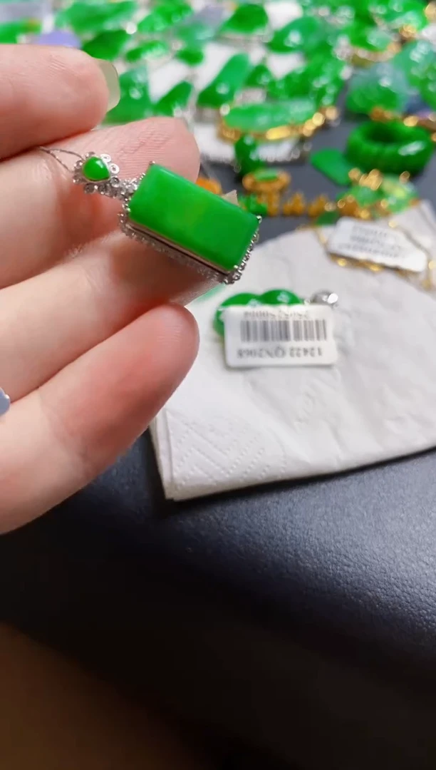 翡翠18K金镶嵌颈饰无事牌