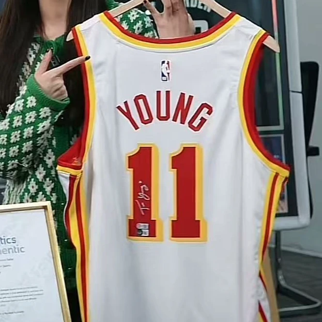 特雷杨亲签老鹰红sw礼盒收藏【铭人堂亲签球衣直播专属链接】