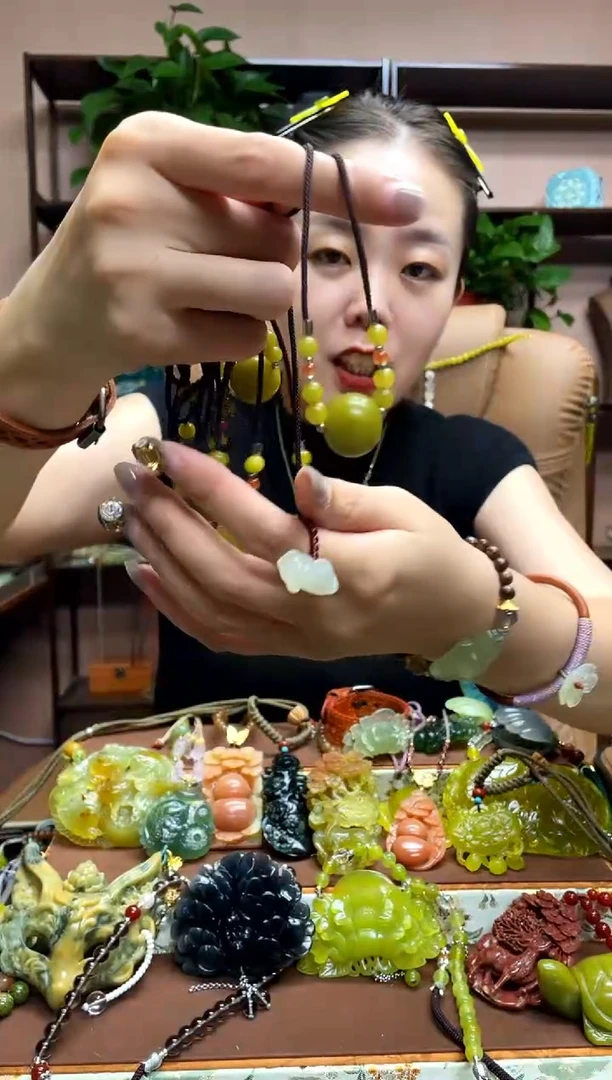 未镶嵌岫玉颈饰多样性发货发其中之一