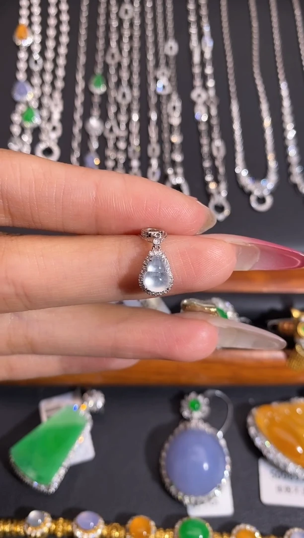 颈饰18K金镶嵌翡翠吊坠