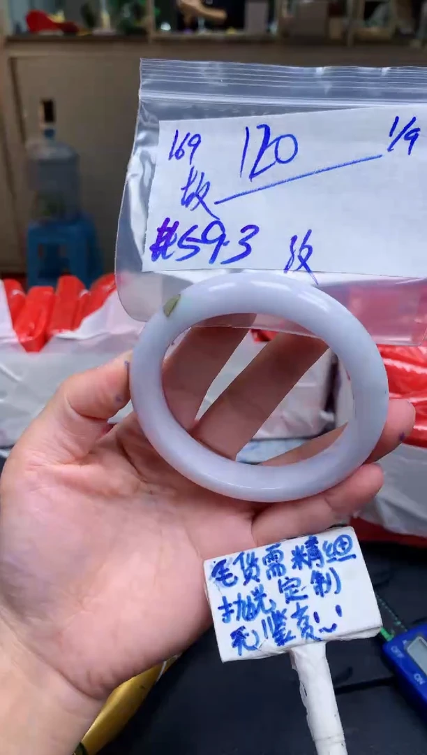 未镶嵌定制翡翠故**腻169毛货需精细抛光手镯拍一发一