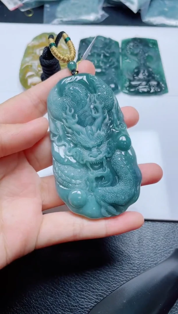 颈饰未镶嵌翡翠
