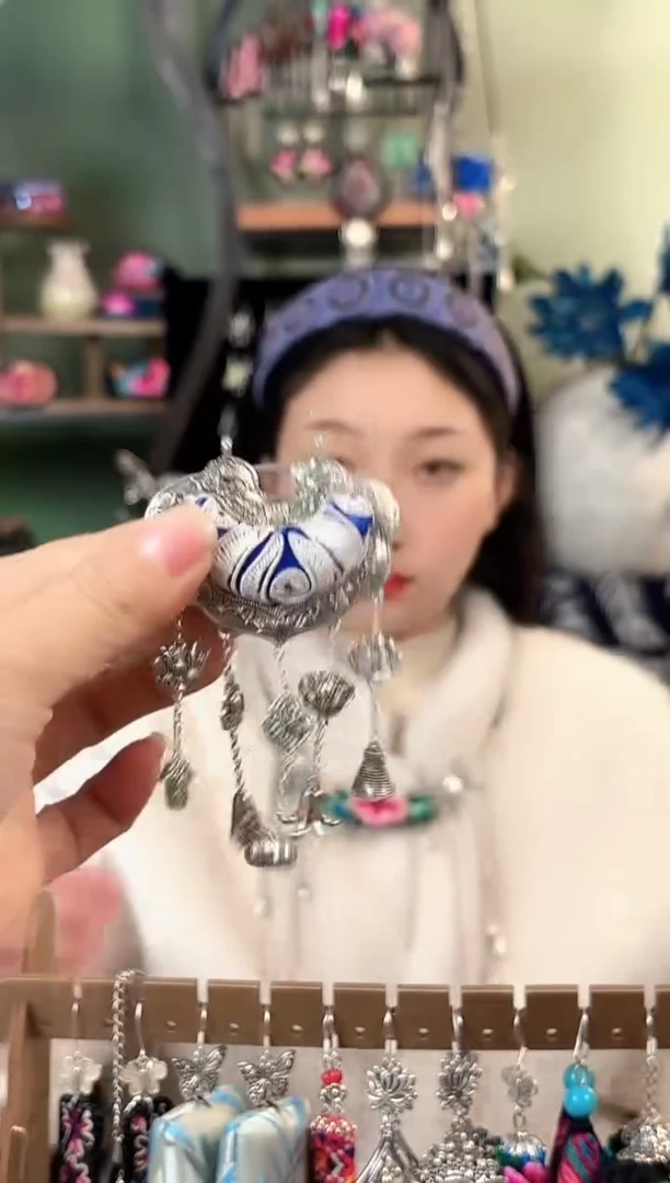彩云南阁非遗老绣饰品322
