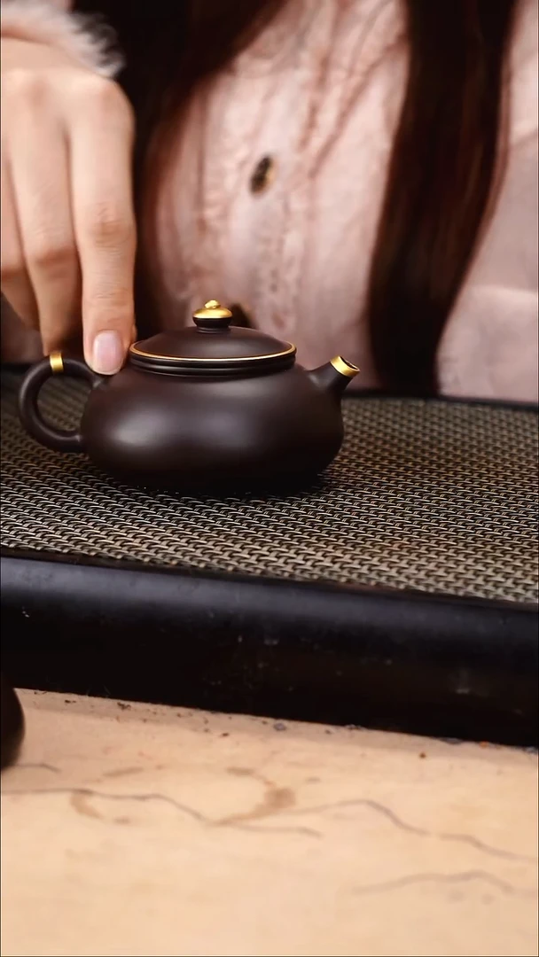 茶壶紫砂尚****居四号井茄皮紫泥描金寒江130cc