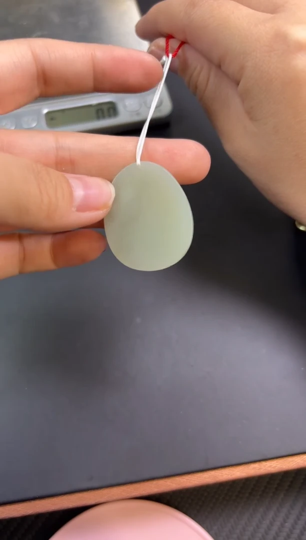 【闪购商品】和田玉吊坠(赠链)未镶嵌且末微色差近矿吊坠