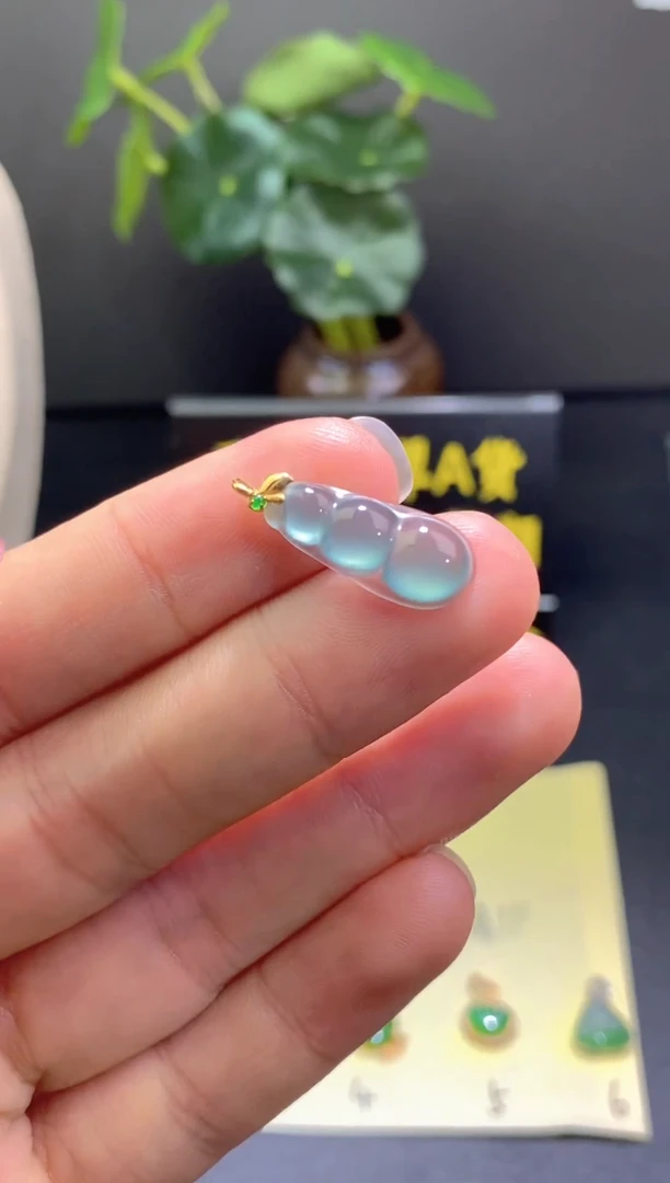 翡翠18K金镶嵌颈饰翡翠吊坠