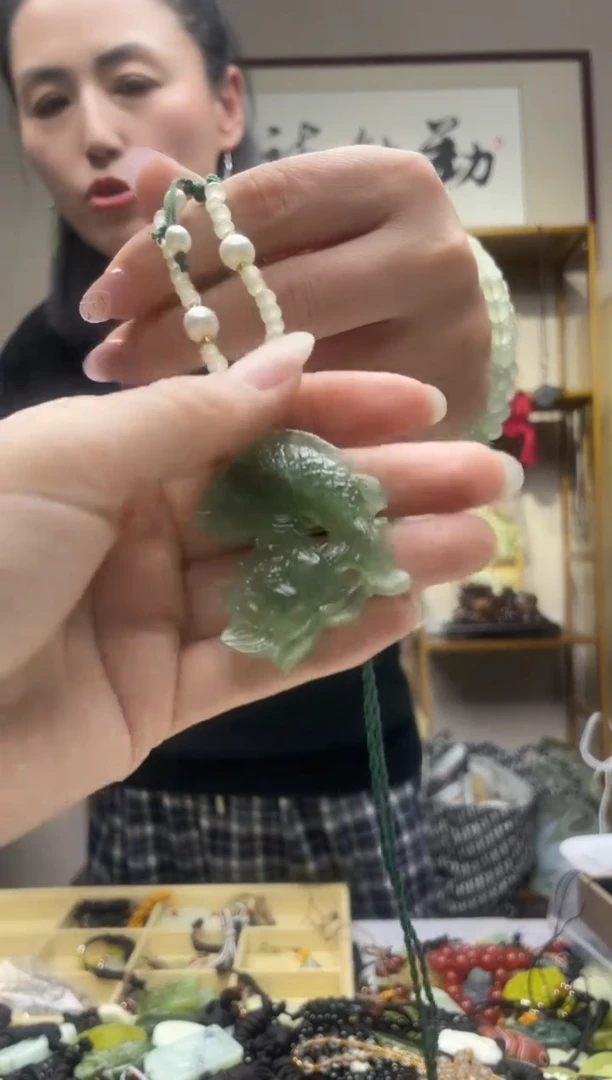 未镶嵌岫玉吊坠.