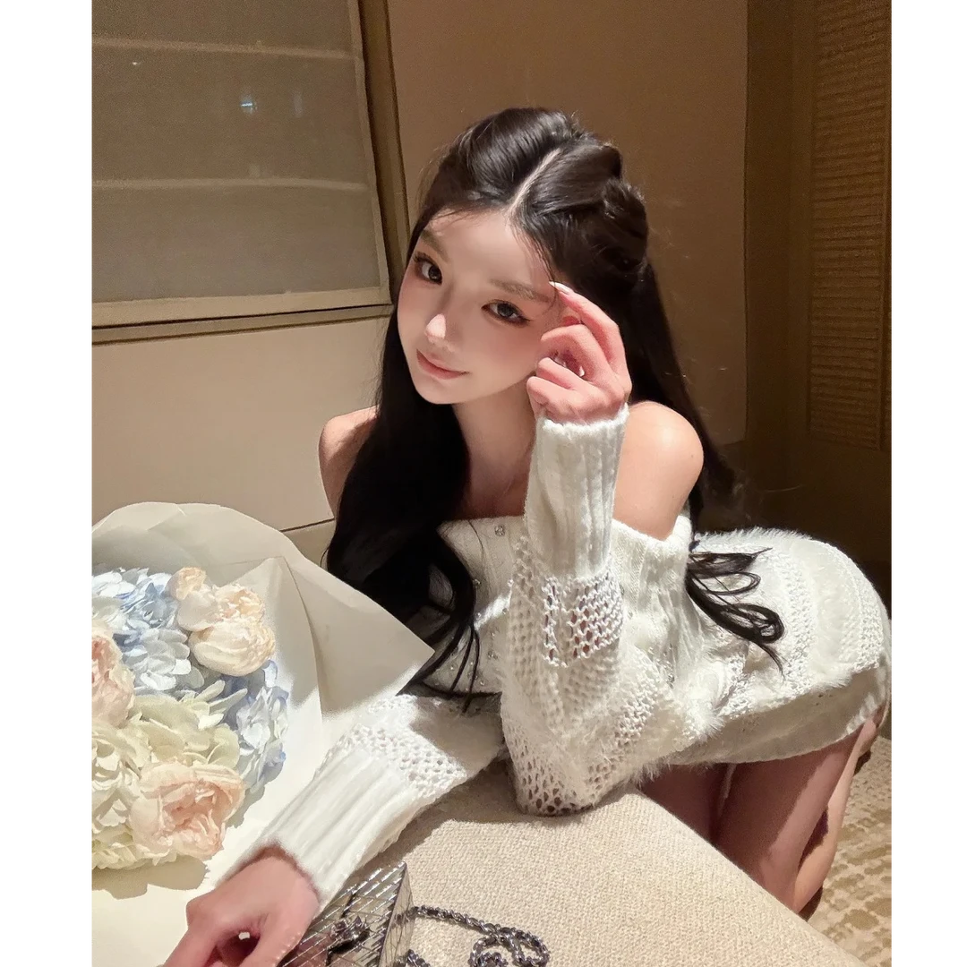 小香风烫钻针织连衣裙女秋冬纯欲性感一字肩包臀裙蝙蝠袖毛衣裙子