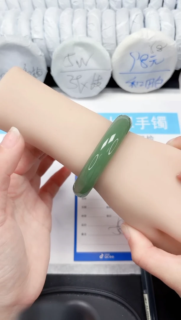 【闪购商品】石英质玉手镯未镶嵌159-58.8