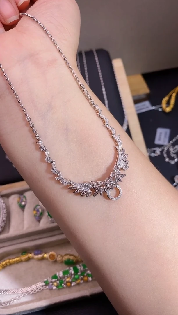 颈饰18K金镶嵌钻石项链