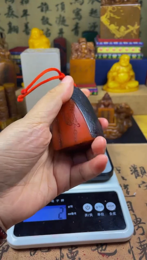 寿山石印石胭脂红带石皮随形